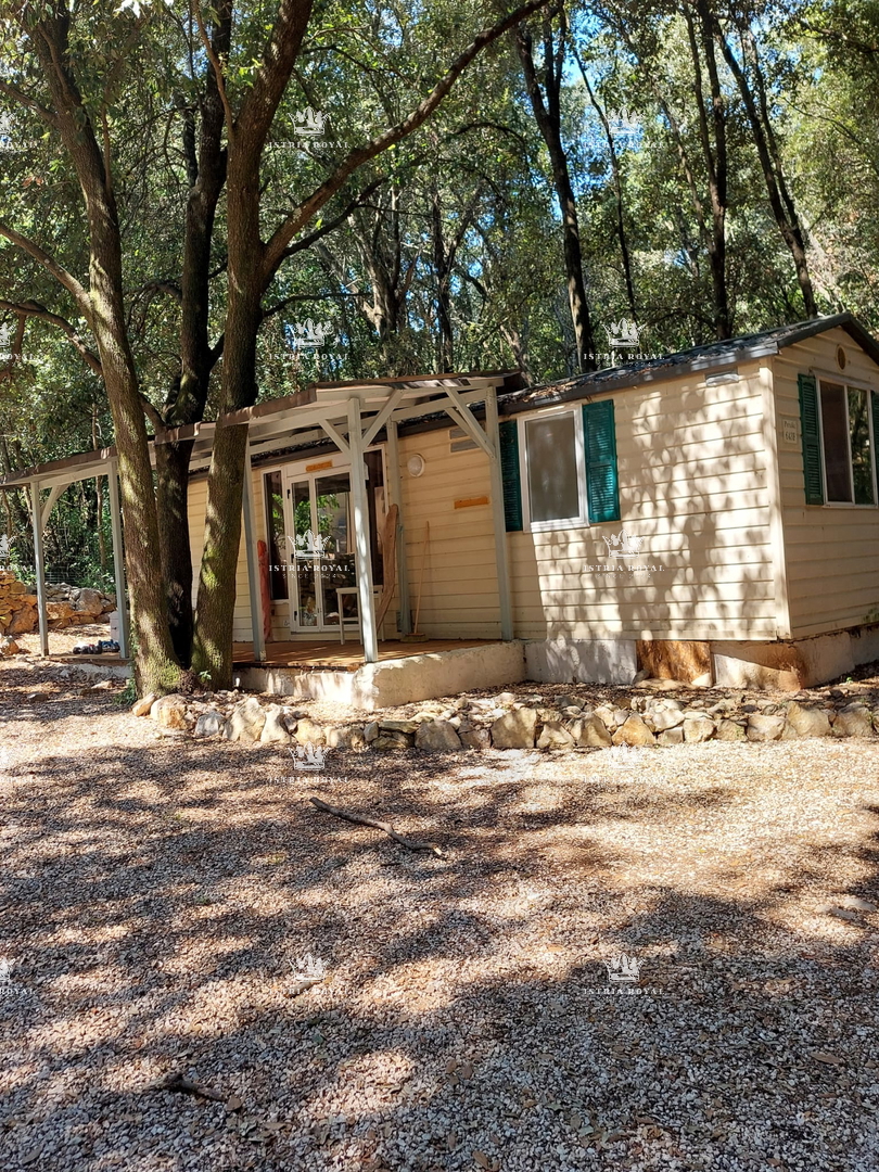 Due lotti arredati con case mobili – a 30 secondi dalla spiaggia – investimento di prima qualità in Istria